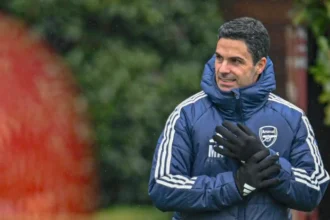 Arsenal manager Mikel Arteta addressing his players during a Premier League training session, emphasizing focus and handling pressure.