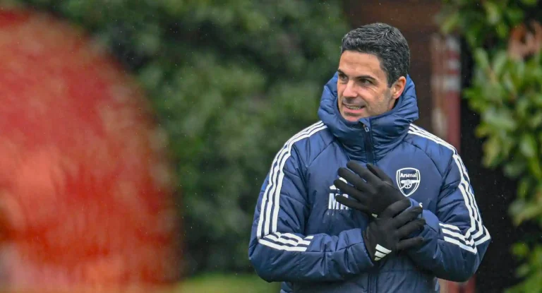 Arsenal manager Mikel Arteta addressing his players during a Premier League training session, emphasizing focus and handling pressure.