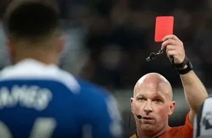 Chelsea head coach Liam Rosenior giving instructions to his players during a Premier League match, emphasizing discipline and focus