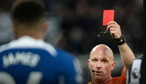 Chelsea head coach Liam Rosenior giving instructions to his players during a Premier League match, emphasizing discipline and focus