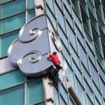 Alex Honnold climbing the Taipei 101 skyscraper without ropes