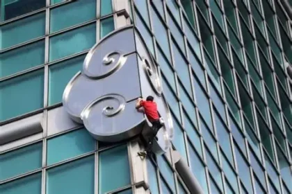 Alex Honnold climbing the Taipei 101 skyscraper without ropes