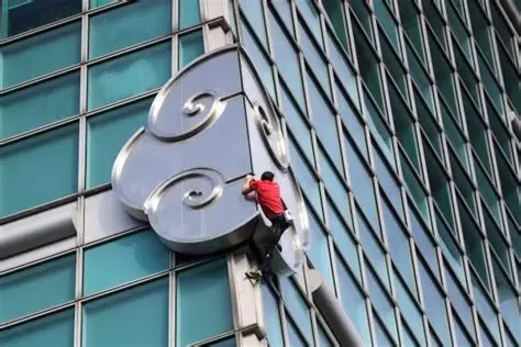 Alex Honnold climbing the Taipei 101 skyscraper without ropes