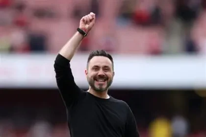 Roberto De Zerbi giving tactical instructions during a football match
