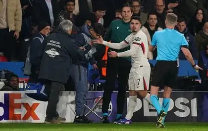 Pedro Neto pushes ball boy during Chelsea vs PSG match