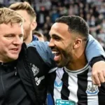 Eddie Howe giving instructions to Newcastle players during training