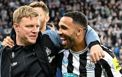 Eddie Howe giving instructions to Newcastle players during training