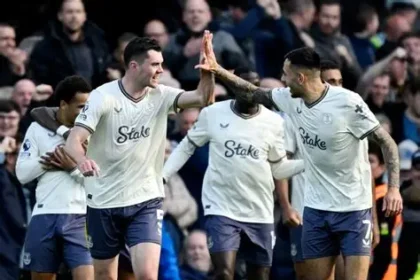 Everton manager David Moyes celebrates away victory with his team in Premier League match