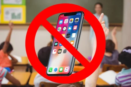 school entrance sign in Netherlands showing phone ban rule for students