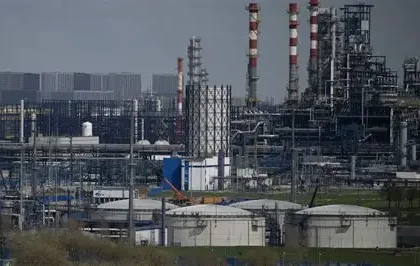 Oil tanker passing through the Strait of Hormuz during global energy tensions