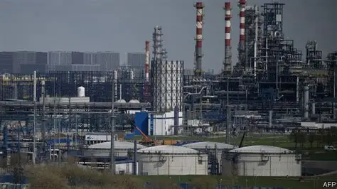 Oil tanker passing through the Strait of Hormuz during global energy tensions