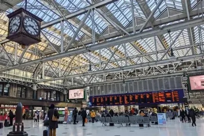 Fire near Glasgow Central Station causing closure of railway hub