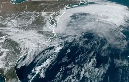 Heavy snow and strong winds during a powerful winter storm in the United States.