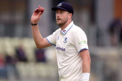 Ollie Robinson preparing to bowl for England