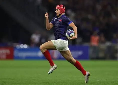Louis Bielle-Biarrey sprinting during a Six Nations rugby match for France.