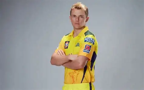 Sam Curran coaching juniors at St Albans Cricket Club