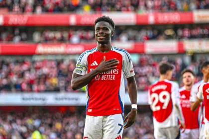 Bukayo Saka in action for Arsenal during a high-pressure match
