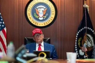 Chart showing declining Trump approval ratings during Iran conflict