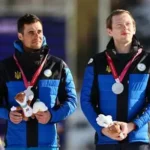 Maksym Murashkovskyi celebrates silver medal at Winter Paralympics