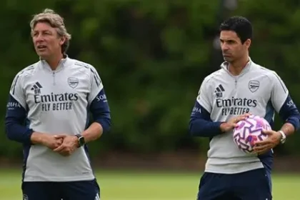 Gabriel Heinze with Mikel Arteta on Arsenal training pitch