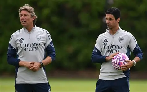 Gabriel Heinze with Mikel Arteta on Arsenal training pitch