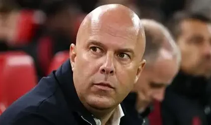 Arne Slot reacting during Liverpool match amid team struggles