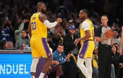 Bronny James steals ball and passes to LeBron for historic coast-to-coast dunk during Lakers-Warriors NBA matchup