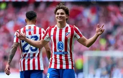 Julian Álvarez playing for Atlético Madrid in Champions League match