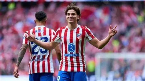 Julian Álvarez playing for Atlético Madrid in Champions League match