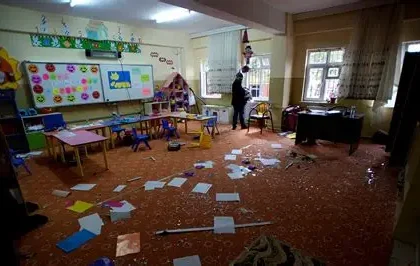 Police and emergency response outside school in Kahramanmaras after shooting incident