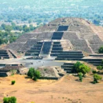 Police and tourists at Teotihuacán pyramids after shooting incident
