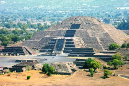 Police and tourists at Teotihuacán pyramids after shooting incident