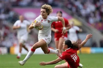 Ellie Kildunne playing rugby for England during a match