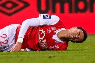 Hugo Ekitike Liverpool striker leaving pitch injured during Champions League match against PSG