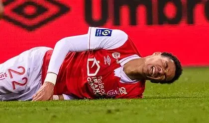 Hugo Ekitike Liverpool striker leaving pitch injured during Champions League match against PSG