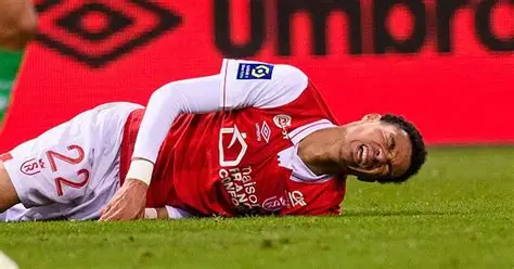 Hugo Ekitike Liverpool striker leaving pitch injured during Champions League match against PSG