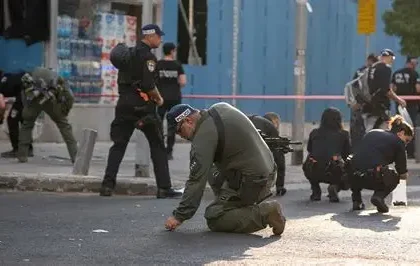 Police cordon and emergency services in Kensington Gardens during security investigation