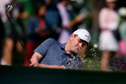 Robert MacIntyre angrily flips middle finger toward 15th green at Masters after approach shot splashes into front pond.
