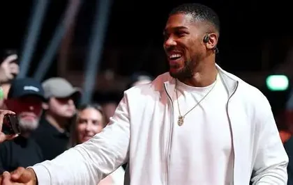 Deontay Wilder confronts Anthony Joshua ringside after Chisora victory, pointing emphatically during tense exchange.