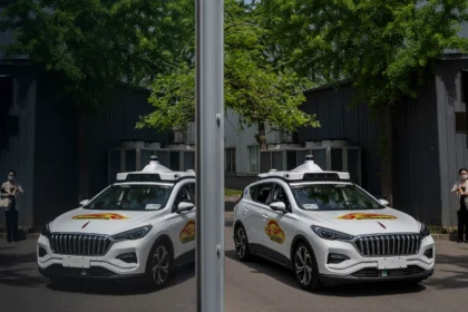 Robotaxis stopped in traffic after system failure in Wuhan
