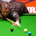 Ronnie O'Sullivan prepares cue at Crucible Theatre table ahead of World Snooker Championship first-round clash