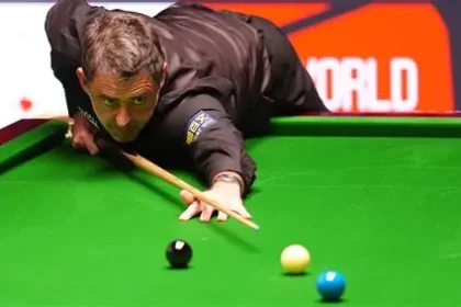 Ronnie O'Sullivan prepares cue at Crucible Theatre table ahead of World Snooker Championship first-round clash