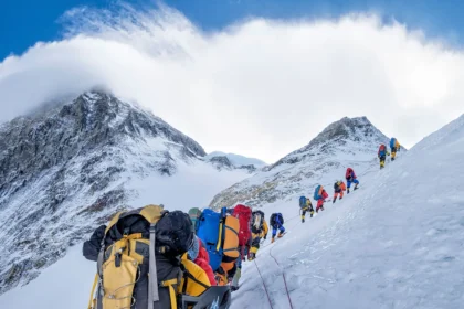 Long line 274 climbers scale Everest Nepal record death zone 8000m snowy slopes