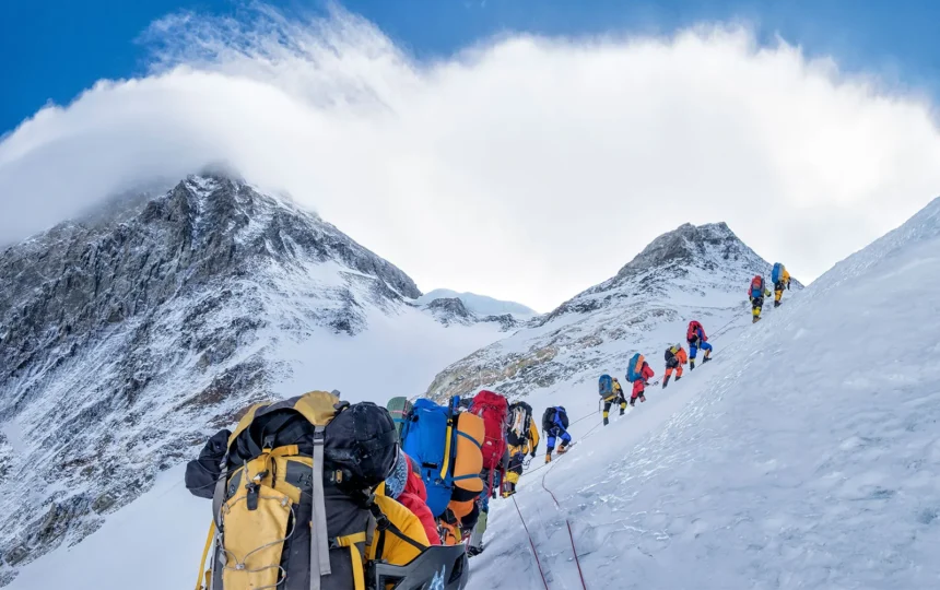 Long line 274 climbers scale Everest Nepal record death zone 8000m snowy slopes