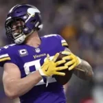 Joe Senser dies at 69 — former Minnesota Vikings Pro Bowl tight end Joe Senser in his Vikings uniform during an NFL game in the early 1980s, preparing to run a route from the line of scrimmage.