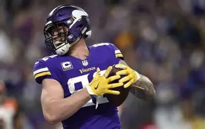 Joe Senser dies at 69 — former Minnesota Vikings Pro Bowl tight end Joe Senser in his Vikings uniform during an NFL game in the early 1980s, preparing to run a route from the line of scrimmage.