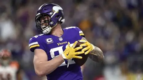 Joe Senser dies at 69 — former Minnesota Vikings Pro Bowl tight end Joe Senser in his Vikings uniform during an NFL game in the early 1980s, preparing to run a route from the line of scrimmage.