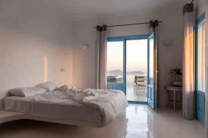 Why use white hotels bedsheets in clean modern hotel rooms