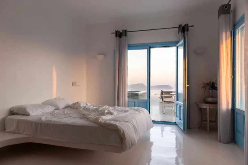 Why use white hotels bedsheets in clean modern hotel rooms