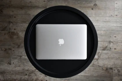 Circular laptop designed to last 20 years with replaceable battery motherboard display storage and ports